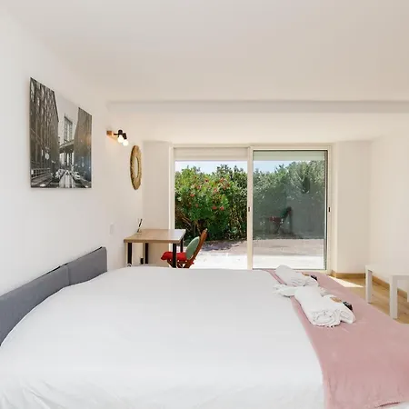 Les Trois Piliers Yourhosthelper