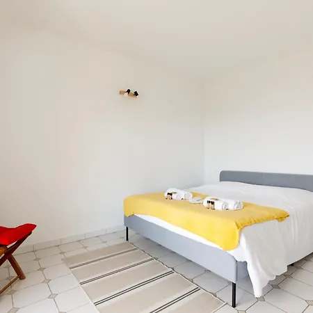 Les Trois Piliers Yourhosthelper *