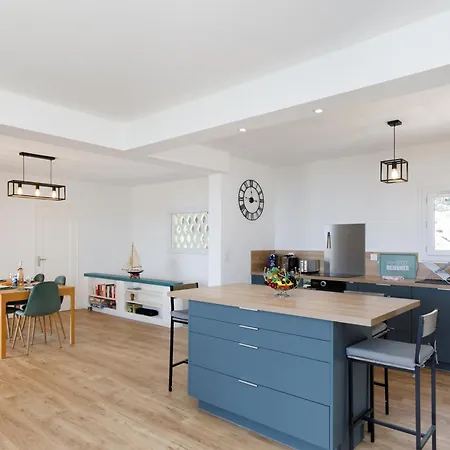 Les Trois Piliers Yourhosthelper *