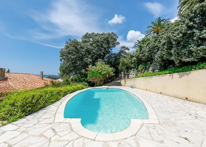 Les Trois Piliers Yourhosthelper