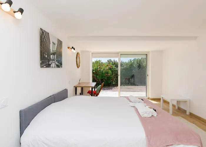 Les Trois Piliers Yourhosthelper