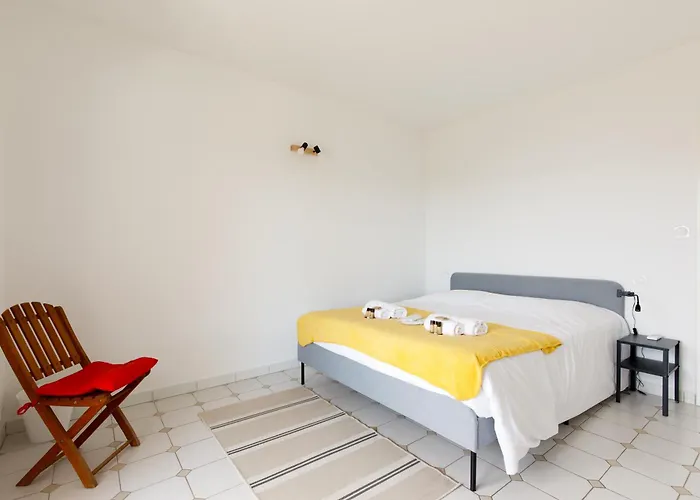 Les Trois Piliers Yourhosthelper *